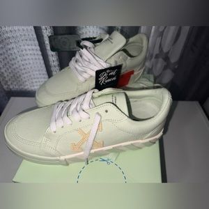 OFF-WHITE
Low Vulcanized Canvas Sneaker